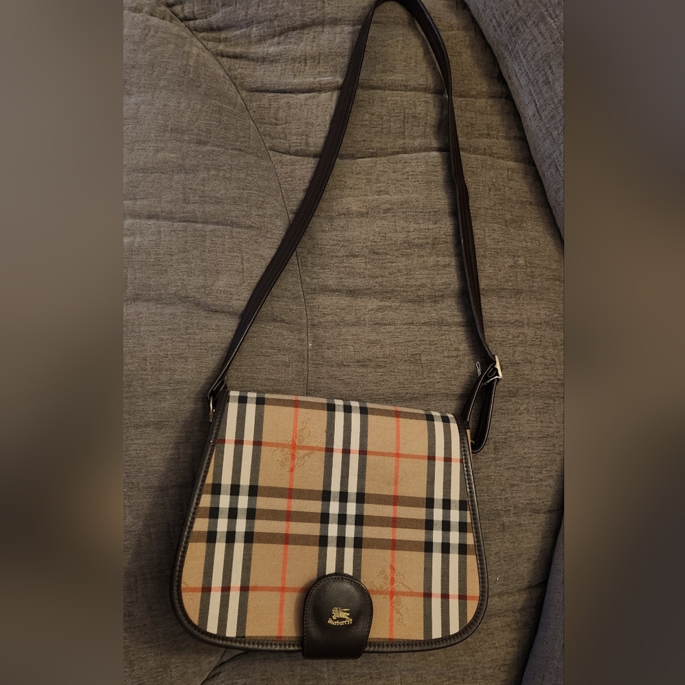BURBERRYS 🔥🔥Vintage Burberrys made in England Nova Check Saddle Bag Shoulder